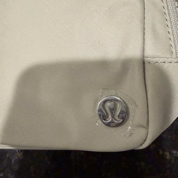 NWOT‼️Everywhere belt bag large 2L- raw linen(discontinued color) - Picture 2 of 5